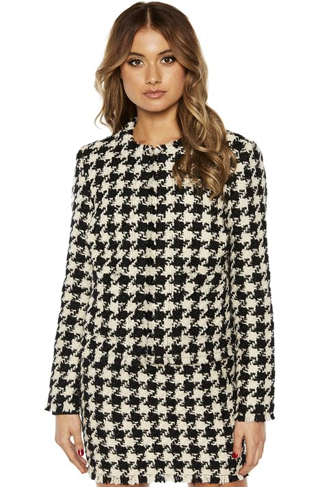 Houndstooth clothing - Here we look at a brief history of Houndstooth and how to wear it successfully. One of the earliest patterns known to man, it was found on a cloth that was unearthed in a Swedish peat bog in 1920 dating back to 360-100bc. Known as the Gerum Cloak the woven thread was in fact an exact match of the …